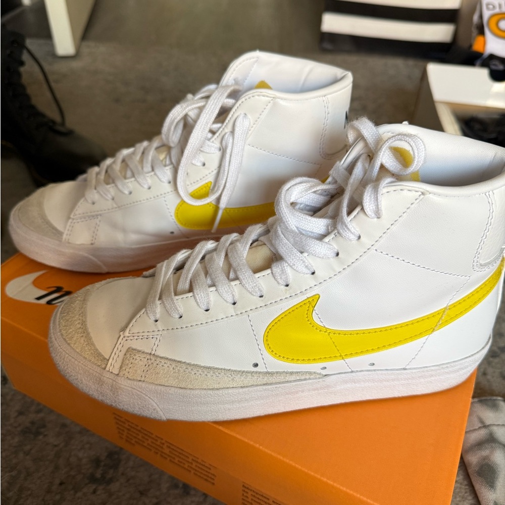 Nike BLAZER MID '77 ESS